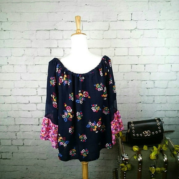 NWOT Rocks & Indigo boho top with bell sleeves - Picture 3 of 6